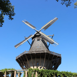Blick auf die Historische Mühle bei blauem Himmel